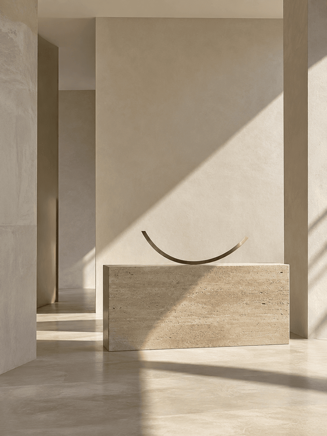 Minimalistische Architektur aus hellem Naturstein mit einer Skulptur aus Messing