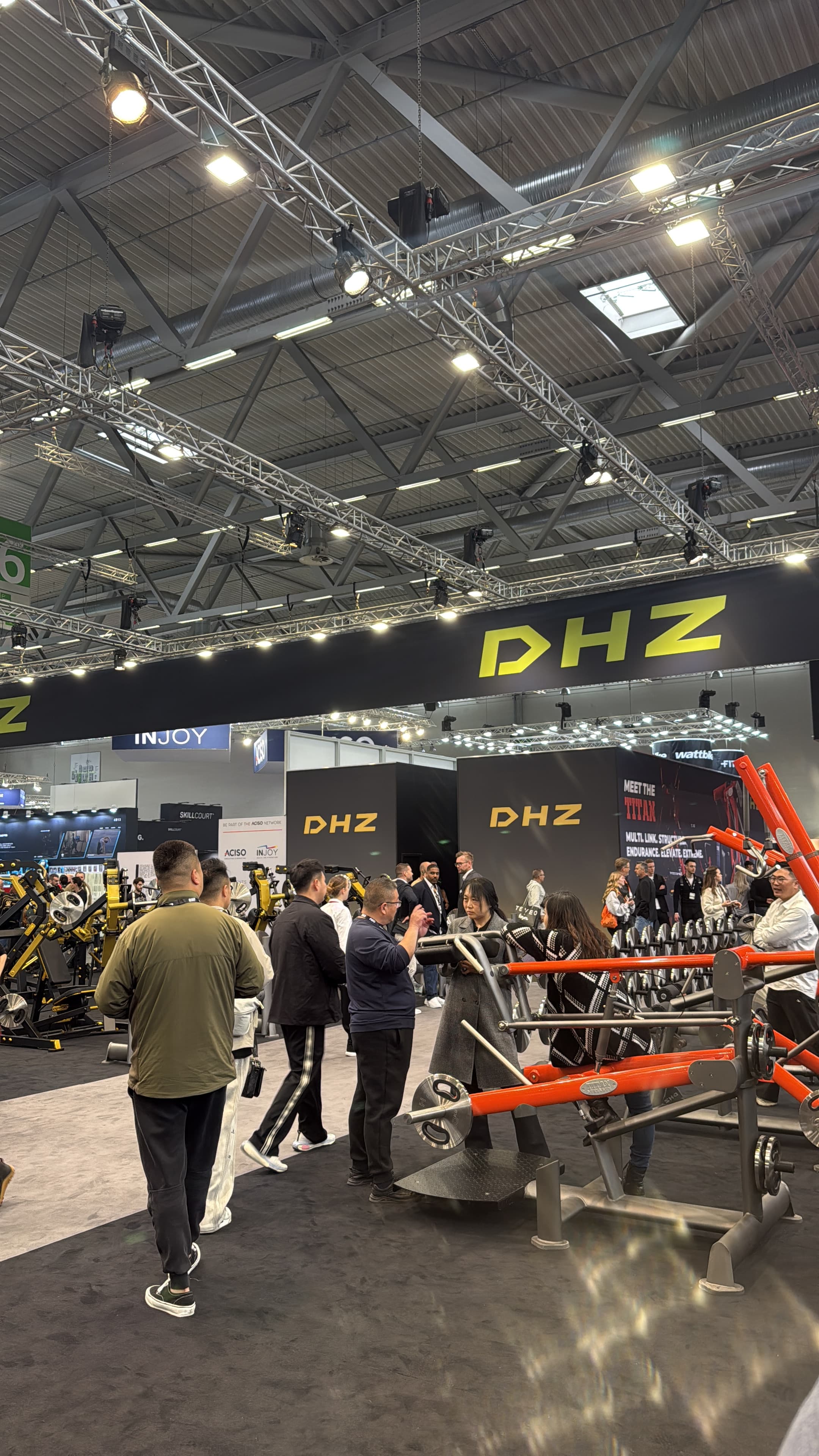 Belebter Messestand im Sport- und Fitnessumfeld