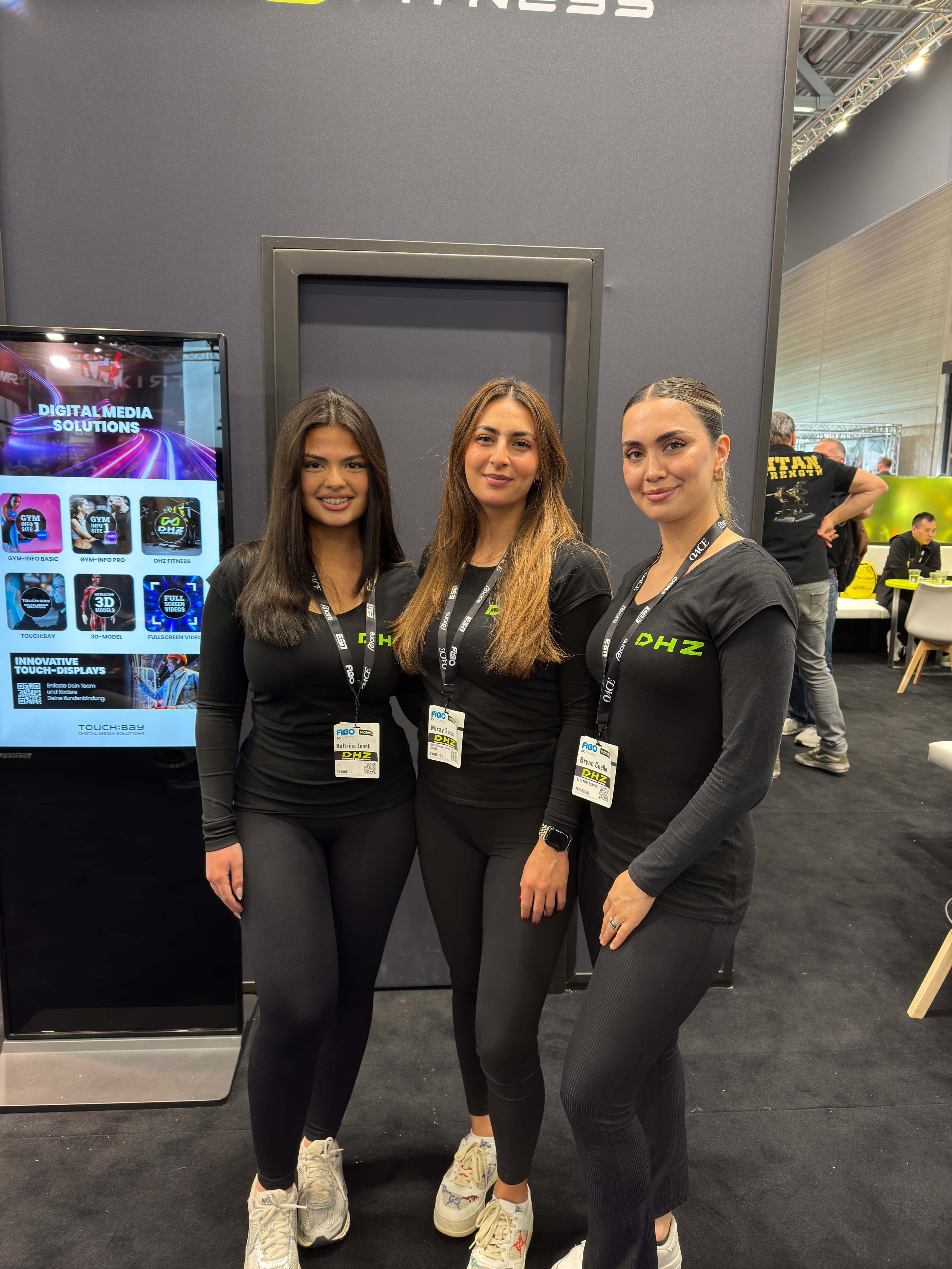 Dreiköpfiges Promotionteam an einem Messestand