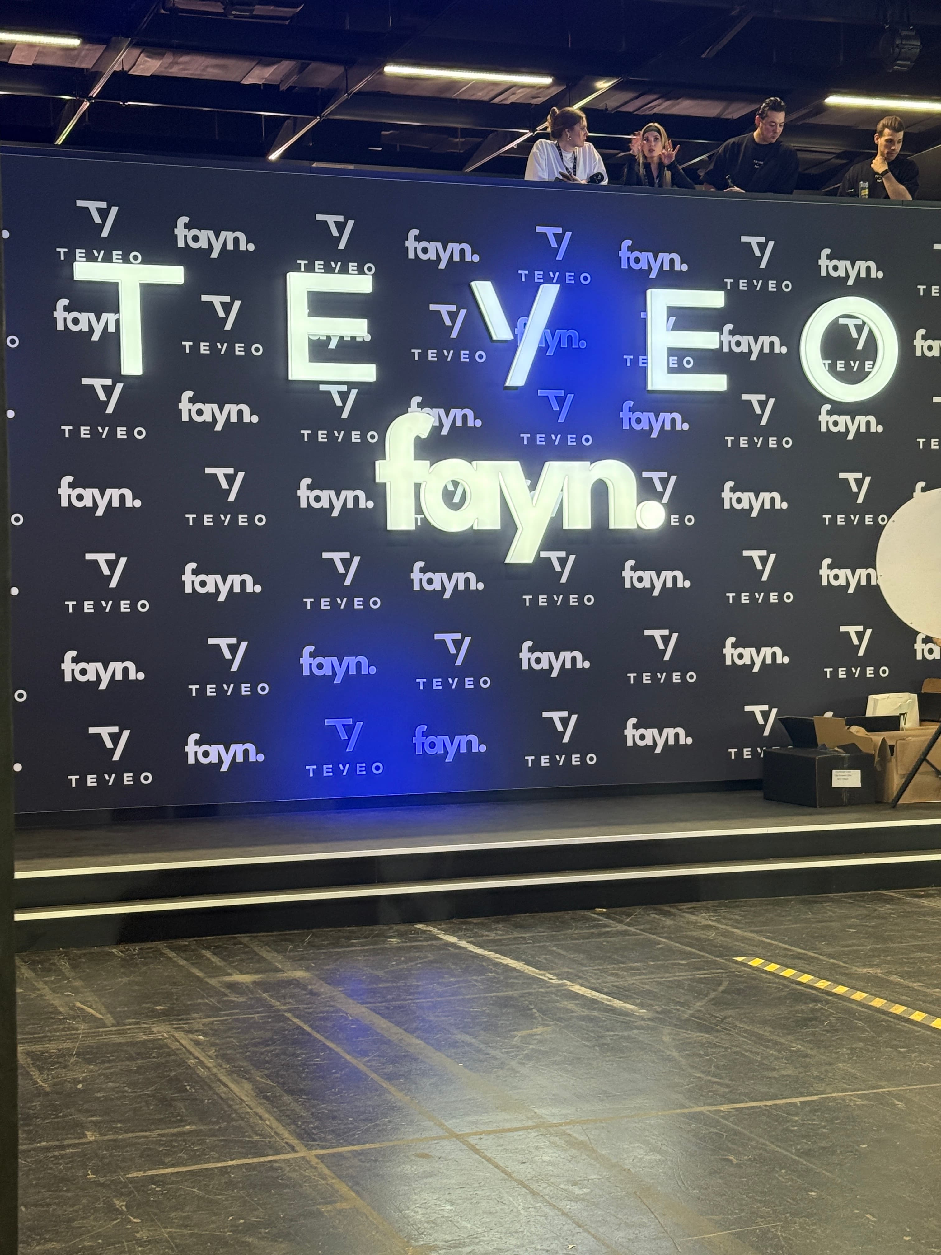 Markenfläche und Bühnenaufbau bei einem Live-Event