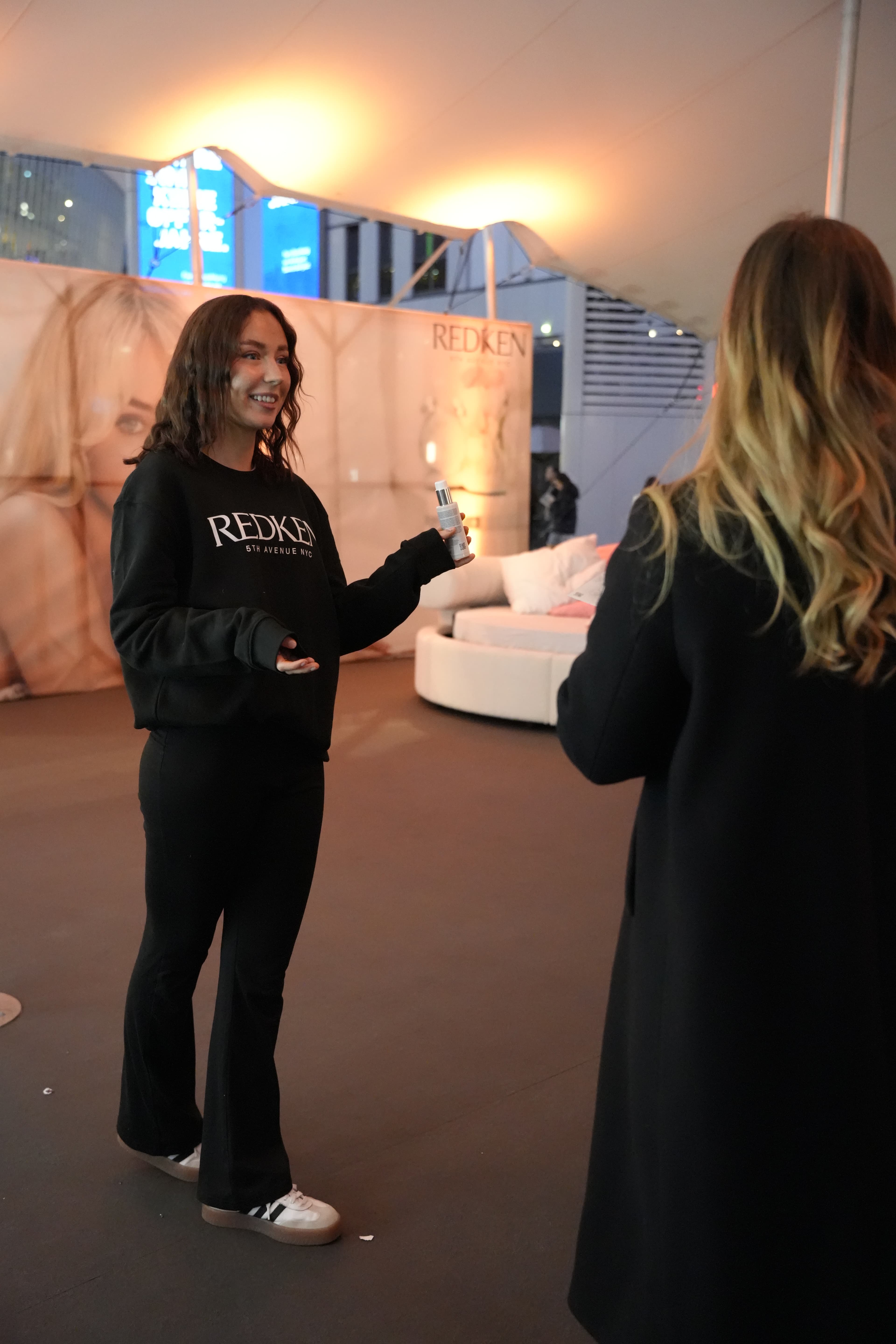 Promoterin bei einem Beauty-Event