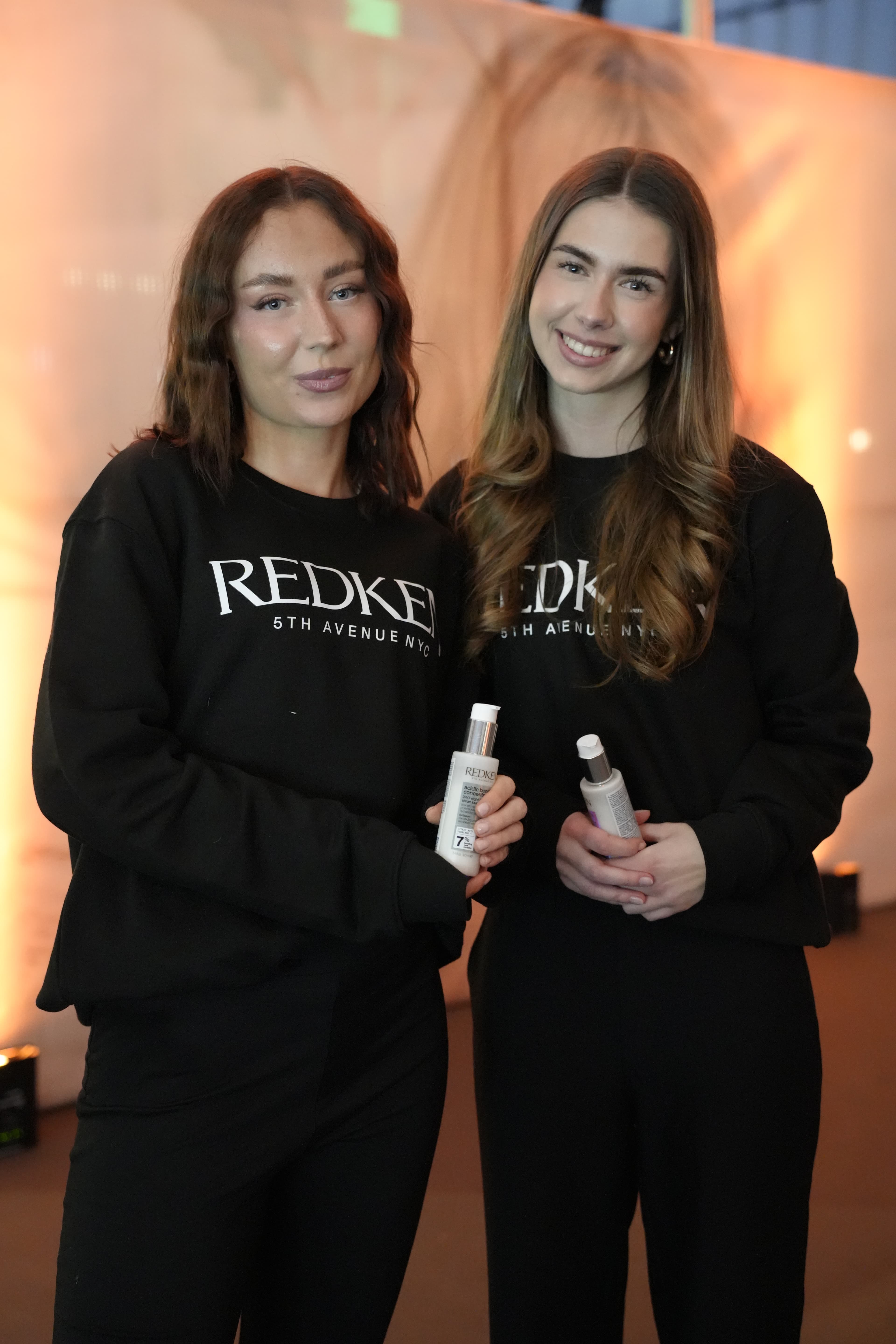 Zwei Promoterinnen bei einem Redken Event