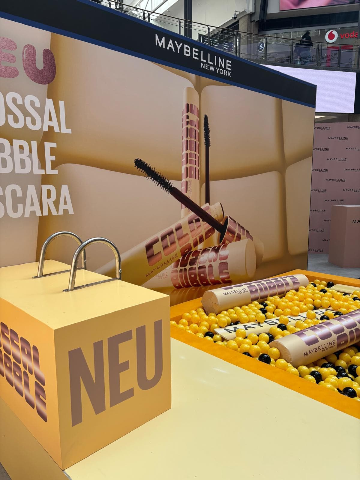 Produktpräsentation von Maybelline Mascara am Promotionstand