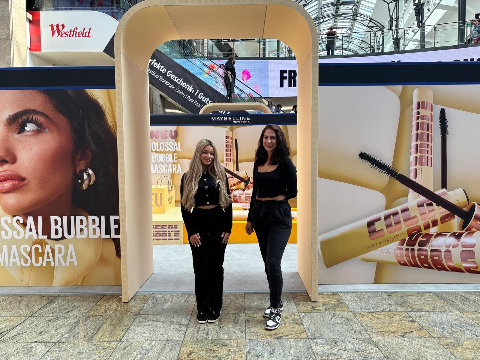Promoterinnen vor einer Maybelline New York Aktivierung